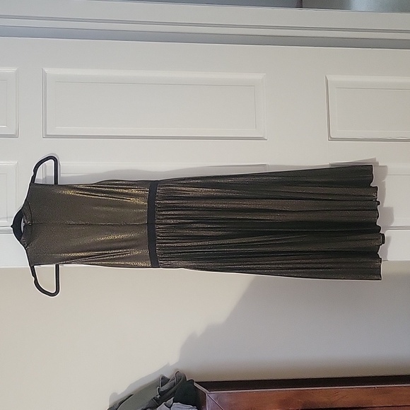 Donna Morgan Metallic Mockneck Sleeveless Pleated Midi Dress in US size 8 - Picture 3 of 4